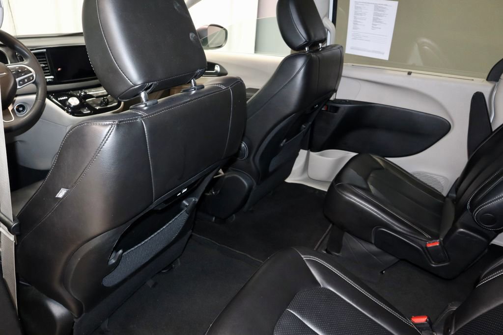Used 2023 Chrysler Pacifica Touring-L image 21