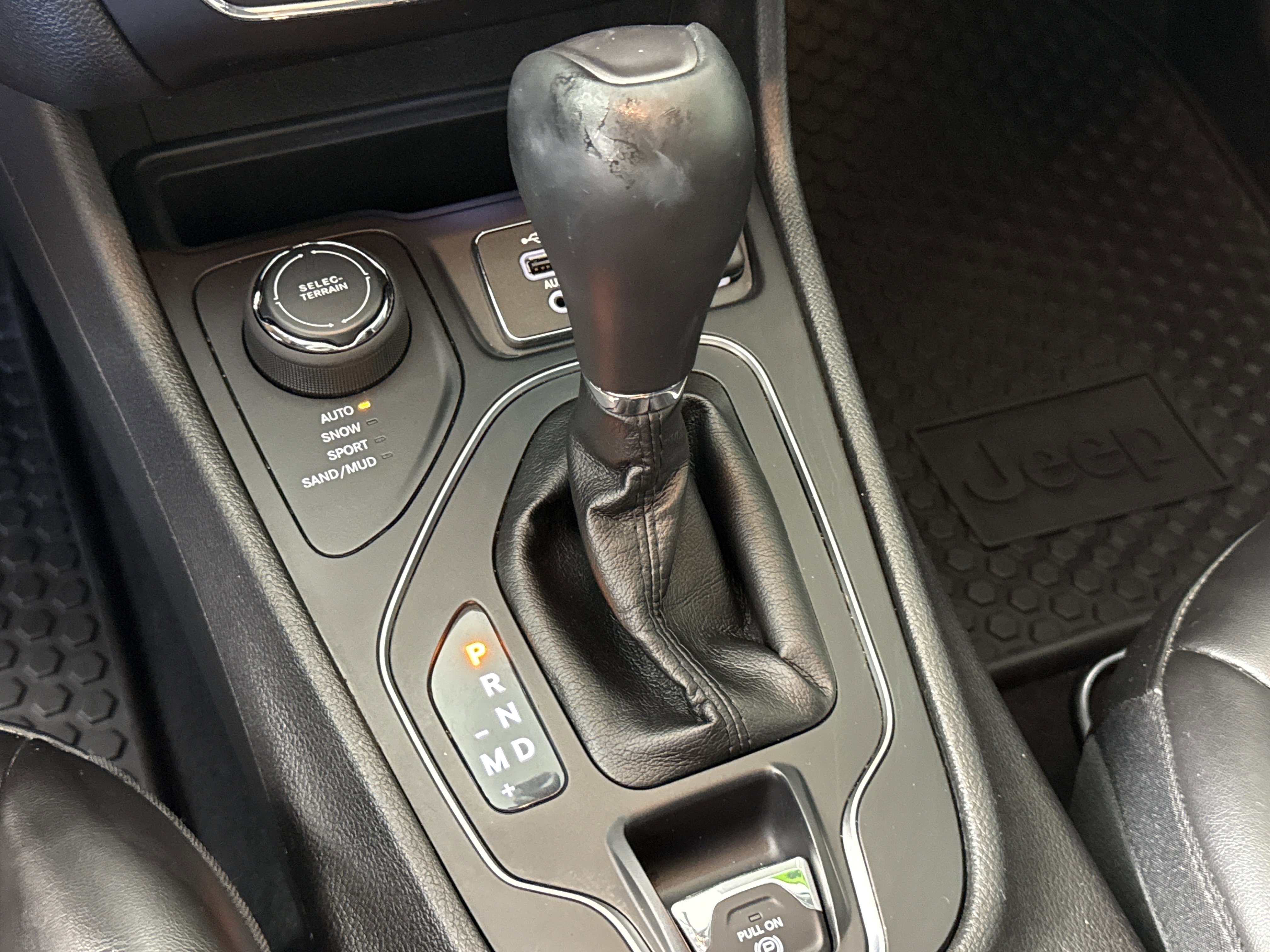 Used 2019 Jeep Cherokee Latitude Plus w/ Comfort/Convenience Group image 23