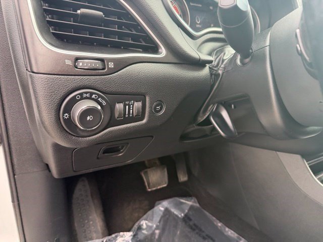Used 2020 Jeep Cherokee Trailhawk w/ Comfort/Convenience Group AWD/4WD image 13