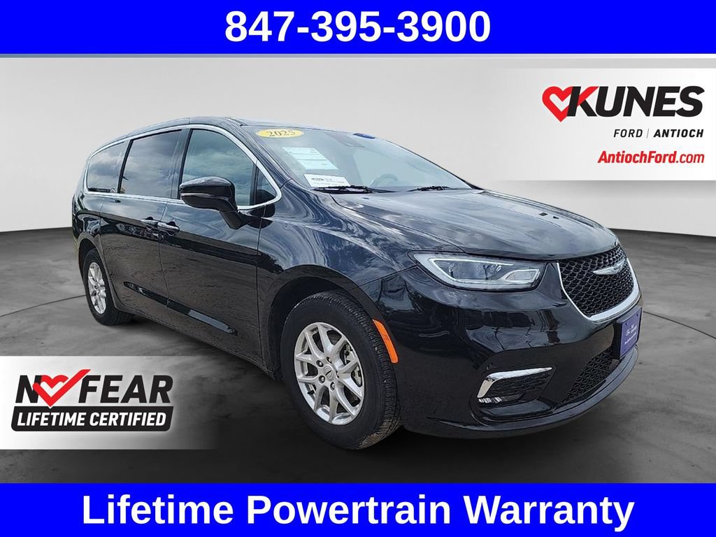 Used 2025 Chrysler Pacifica Select