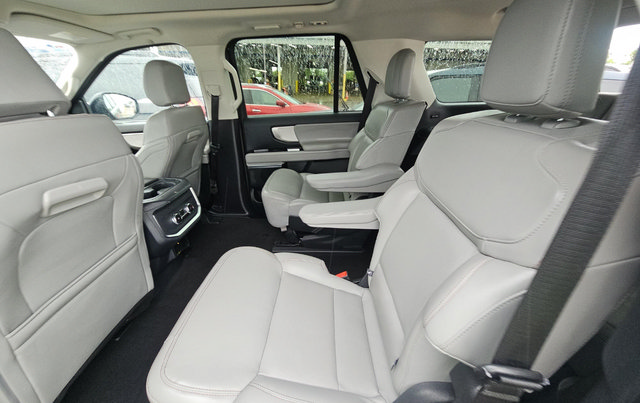 Certified 2025 Ford Expedition Active AWD/4WD image 9