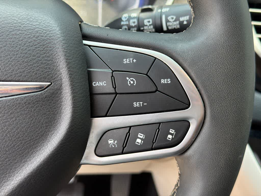 Used 2023 Chrysler Pacifica Touring-L FWD image 24
