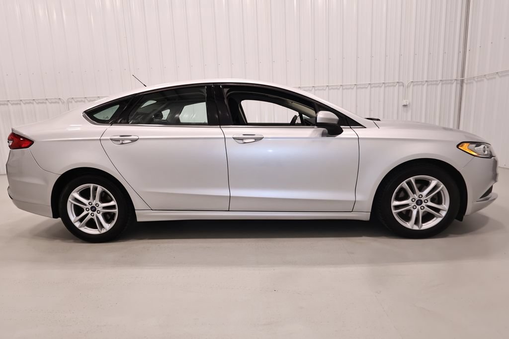 Certified 2018 Ford Fusion SE FWD image 2