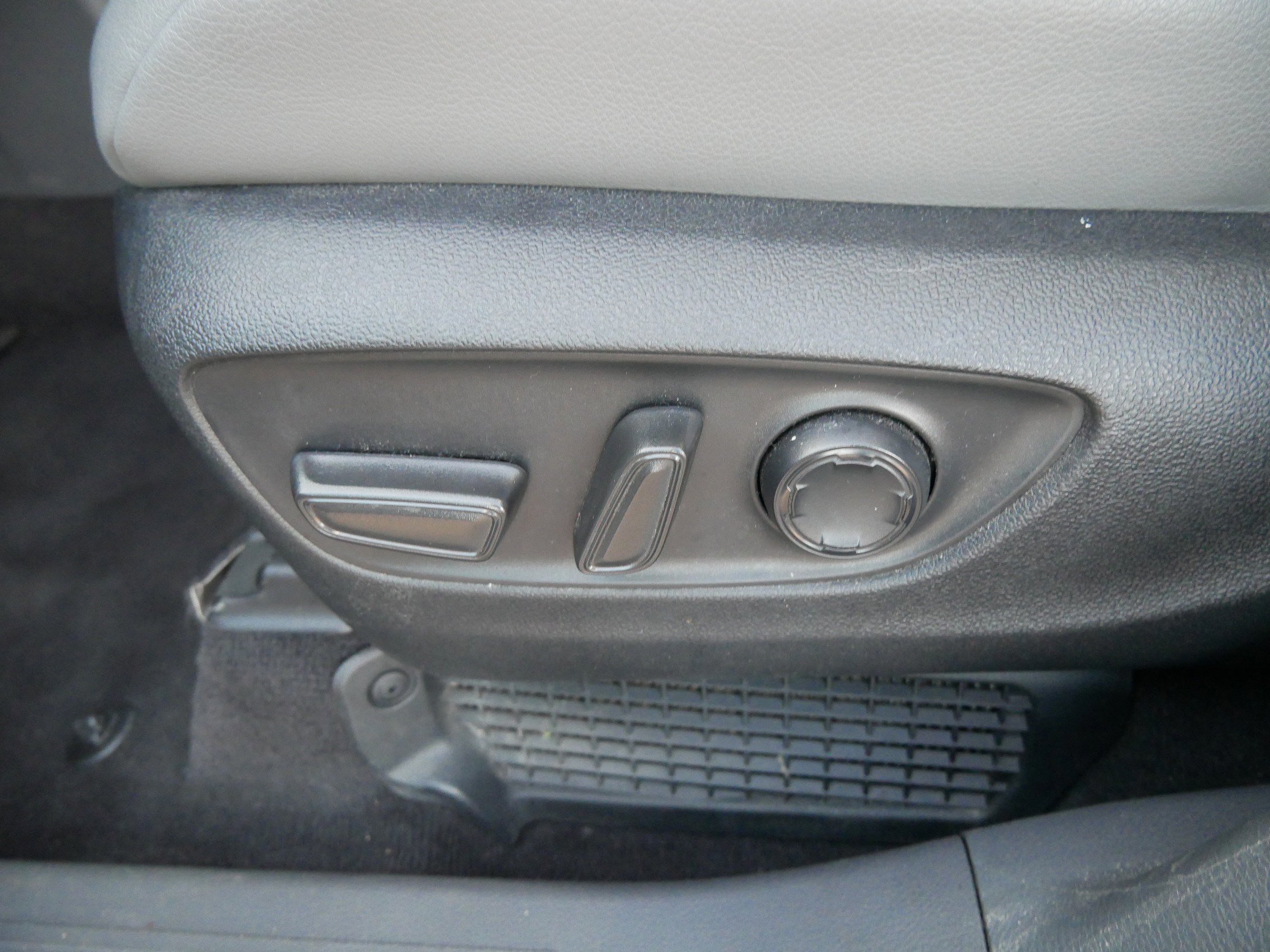 Used 2024 Toyota Sienna XLE image 19