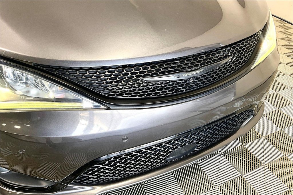 Used 2020 Chrysler Pacifica Limited w/ Advanced Safetytec Group FWD image 31