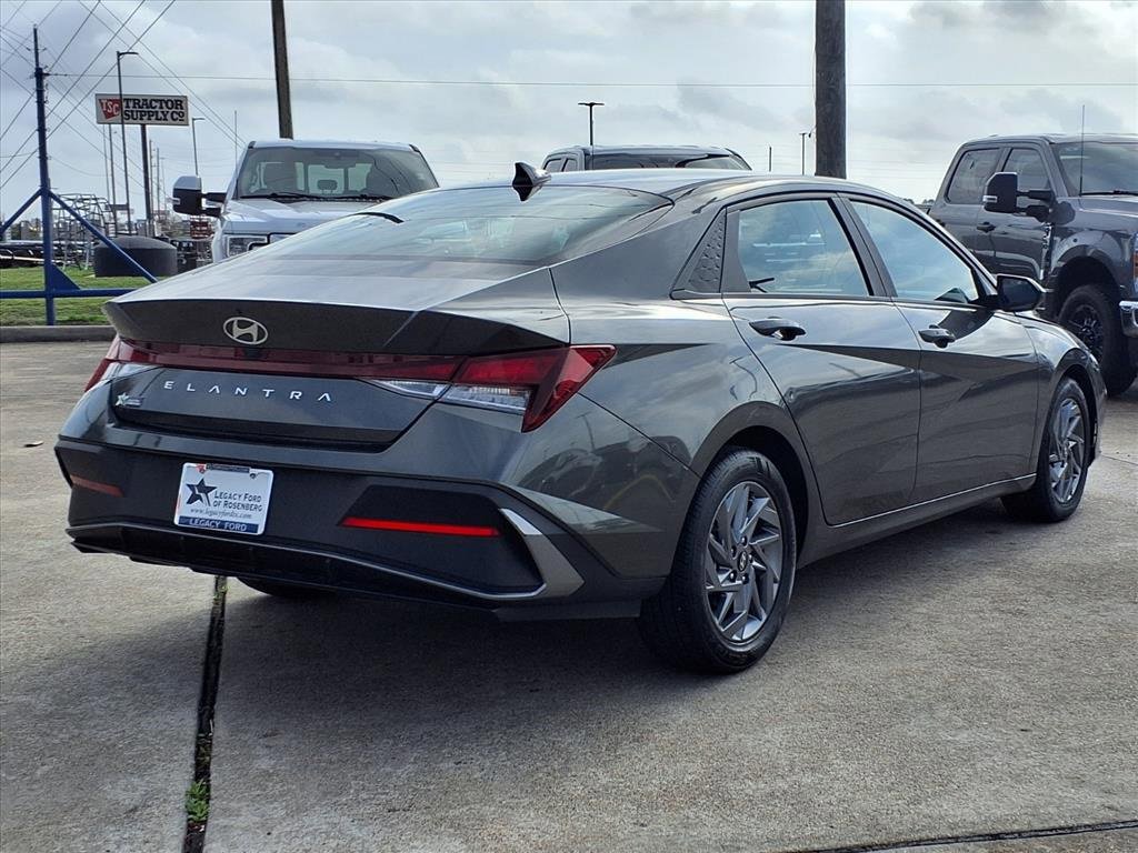 Used 2024 Hyundai Elantra SEL image 2