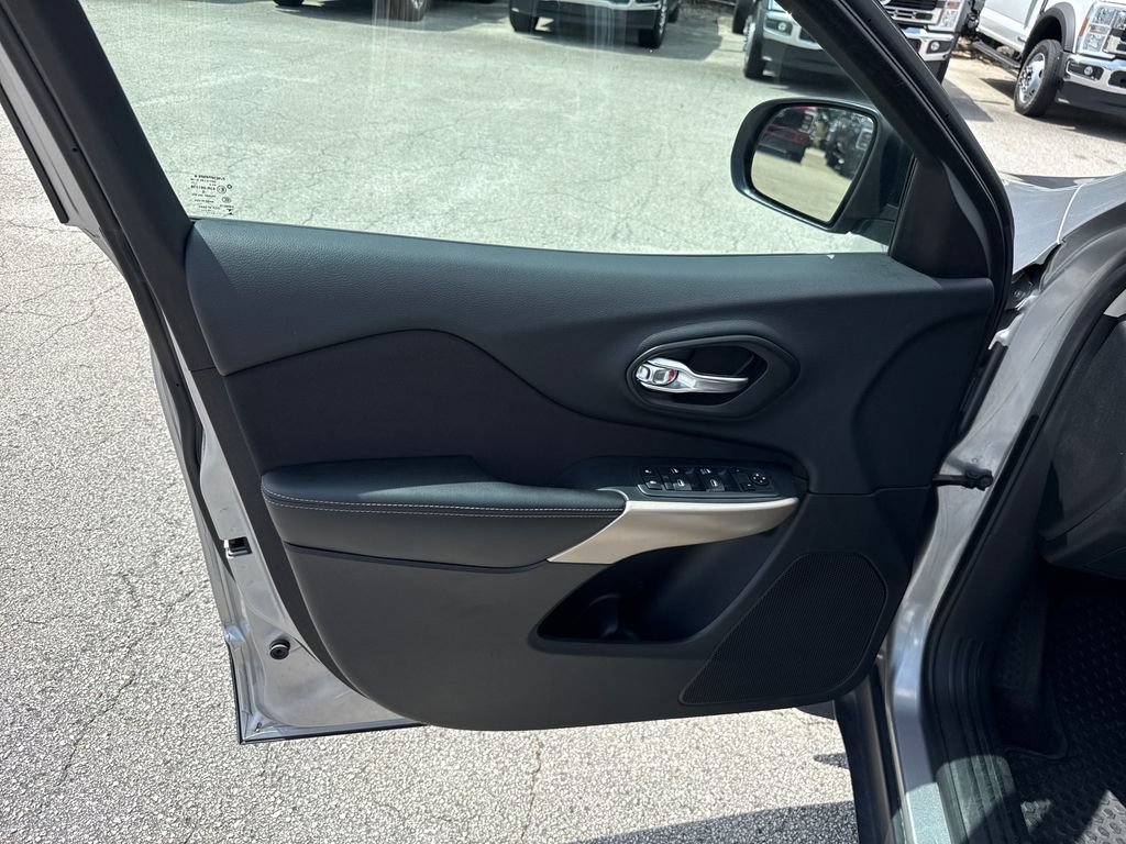 Used 2017 Jeep Cherokee Sport FWD image 13