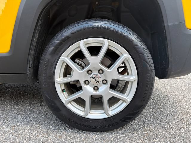 Used 2023 Jeep Renegade Latitude w/ Sun & Fun Group AWD/4WD image 19