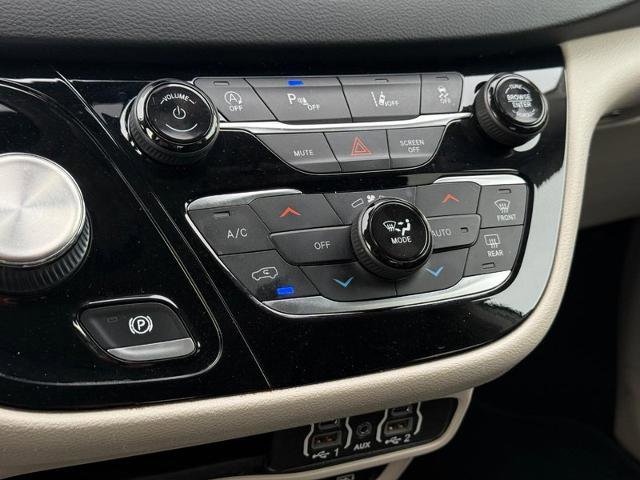 Used 2022 Chrysler Pacifica Touring-L FWD image 21