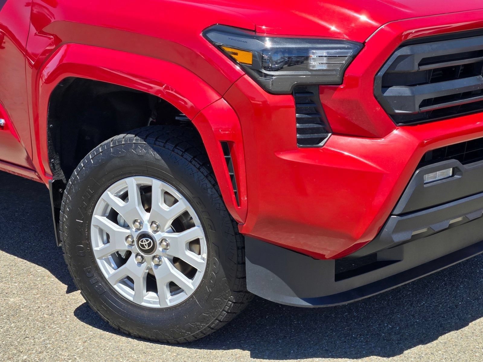 Used 2024 Toyota Tacoma SR5 AWD/4WD image 9