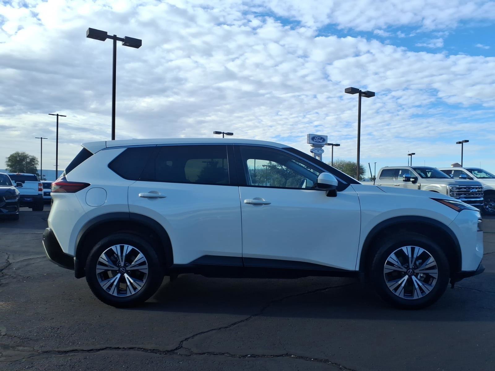 Used 2023 Nissan Rogue SV image 2