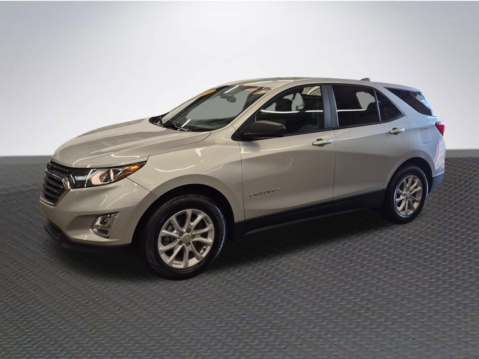 Used 2021 Chevrolet Equinox LS w/ LS Convenience Package FWD image 2