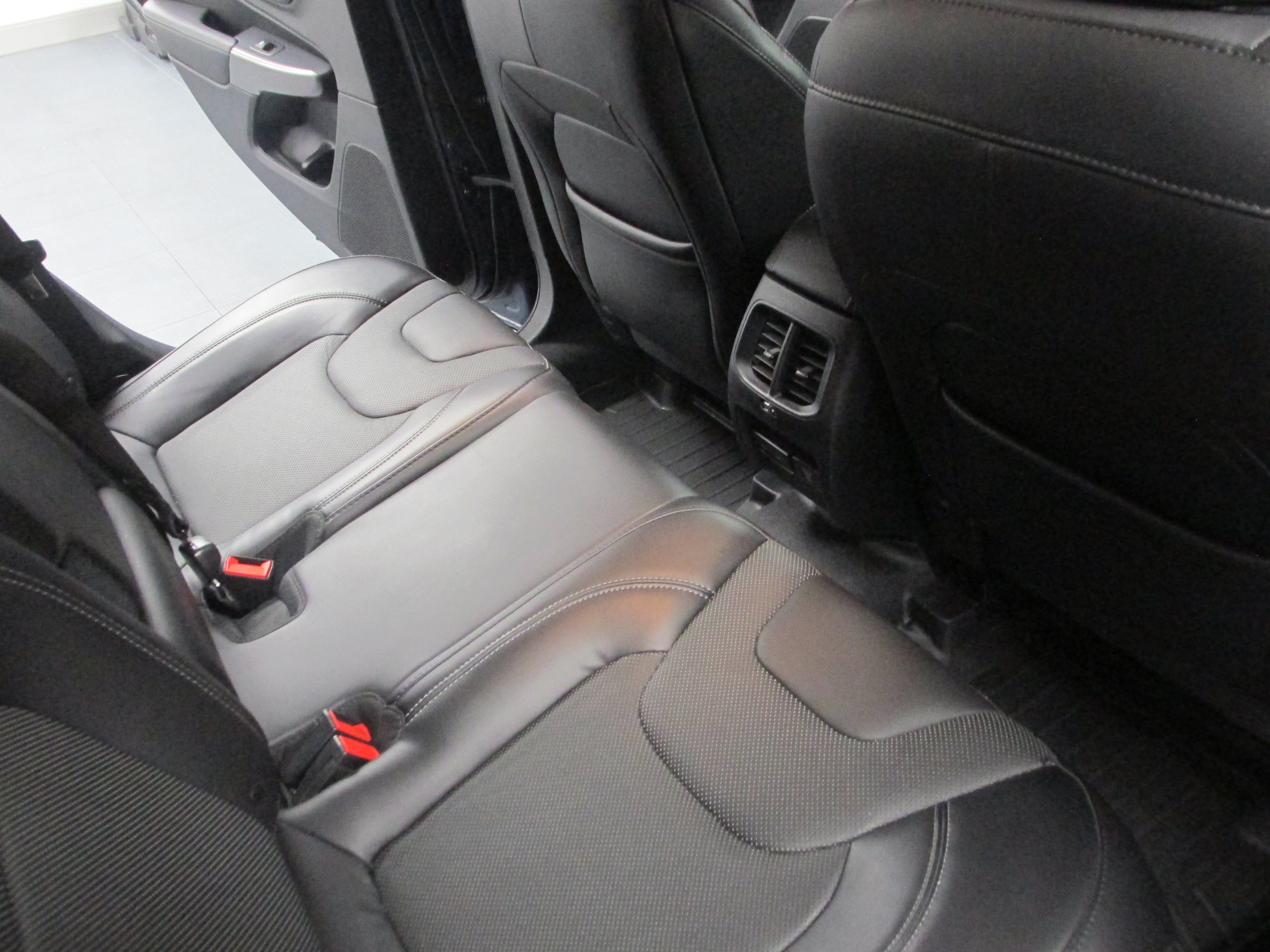 Used 2019 Jeep Cherokee Limited AWD/4WD image 28
