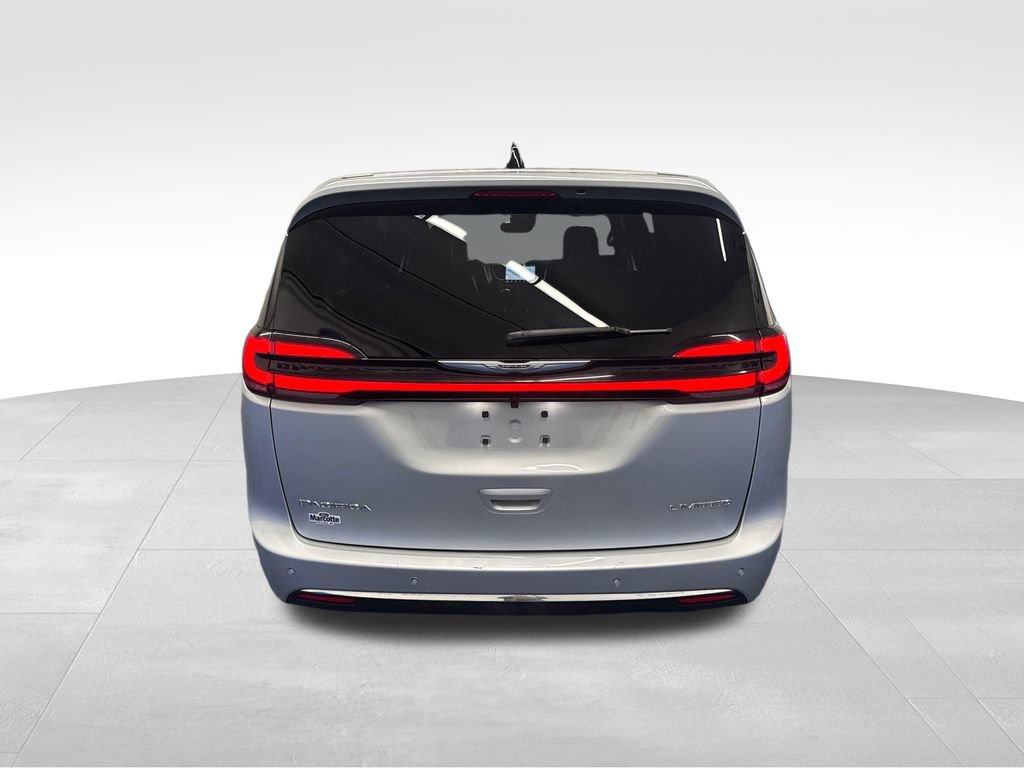 Used 2026 Chrysler Pacifica Limited FWD image 5