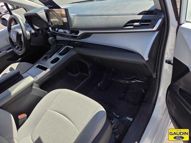 Used 2025 Toyota Sienna LE FWD image 16