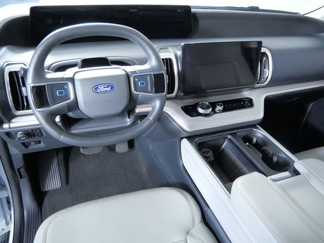 Certified 2025 Ford Expedition Active AWD/4WD image 3