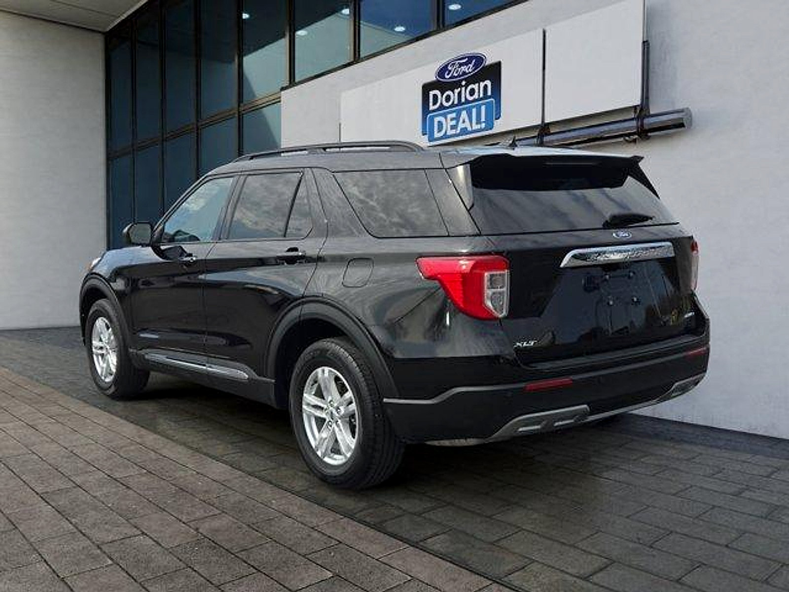 Certified 2023 Ford Explorer XLT w/ Equipment Group 202A AWD/4WD image 5
