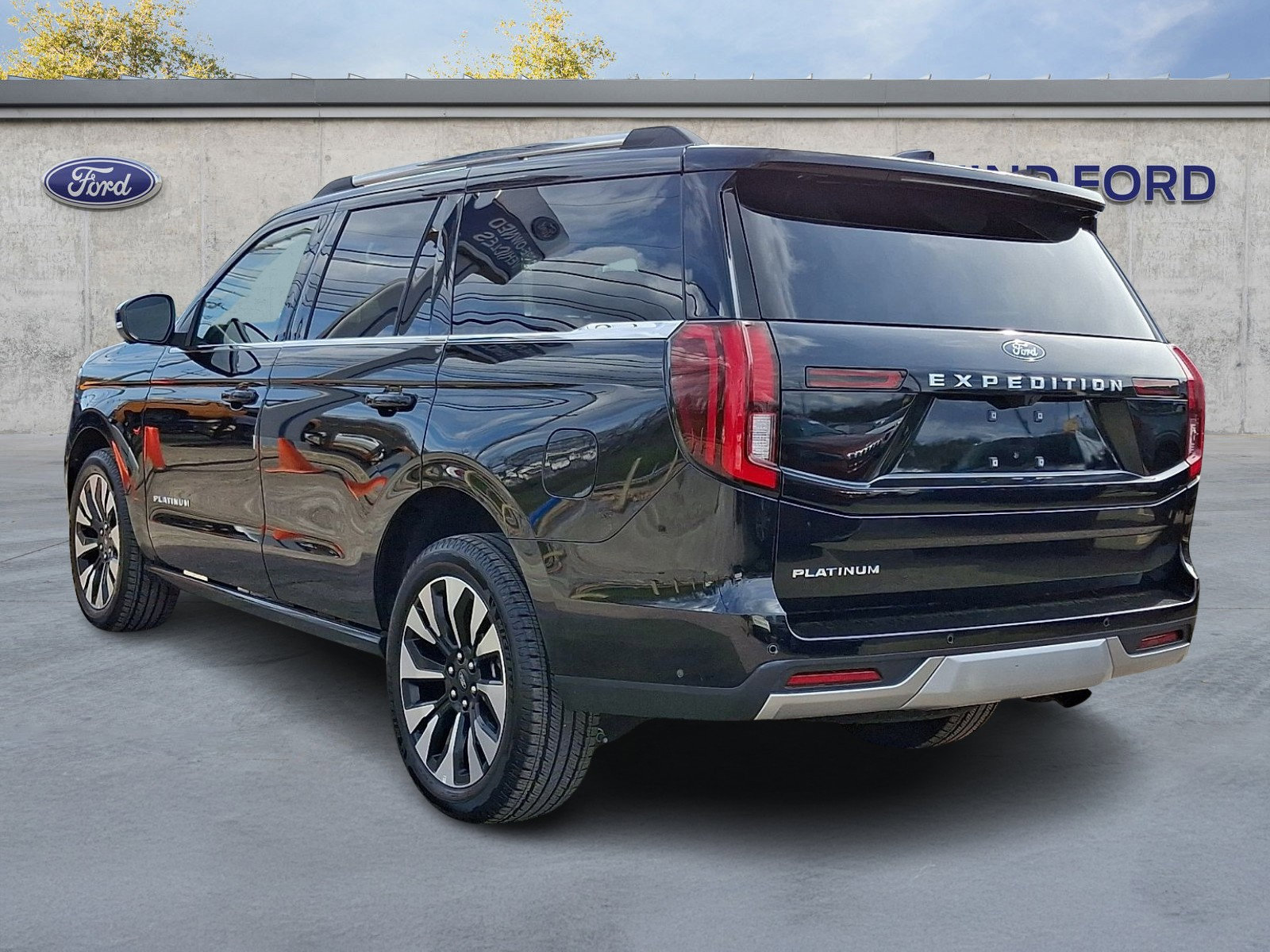 Certified 2025 Ford Expedition Platinum w/ Driver's Package AWD/4WD image 4