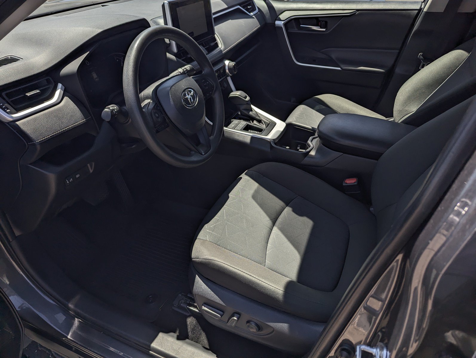 Used 2024 Toyota RAV4 XLE FWD image 9