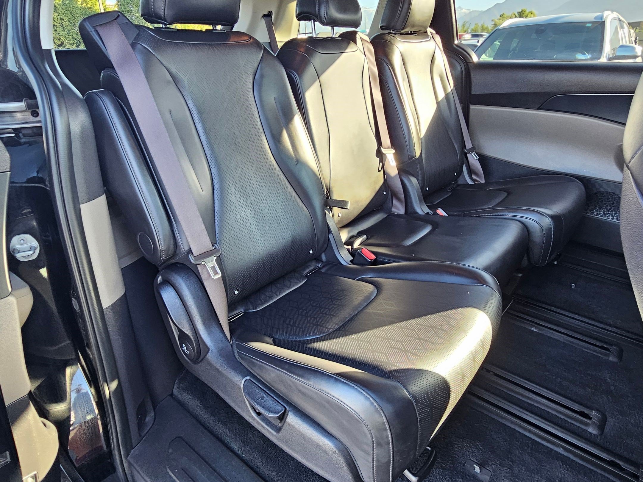 Used 2025 Kia Carnival FWD image 41