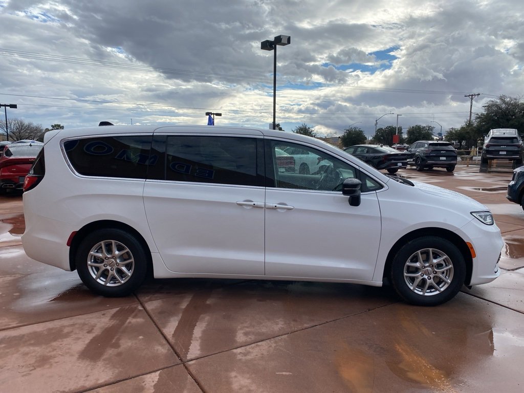 Used 2024 Chrysler Pacifica Touring-L image 9