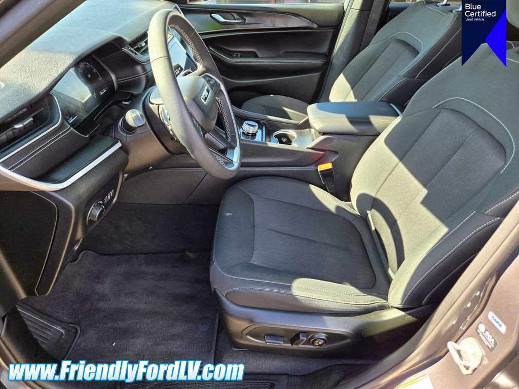 Used 2025 Jeep Grand Cherokee Laredo X AWD/4WD image 9