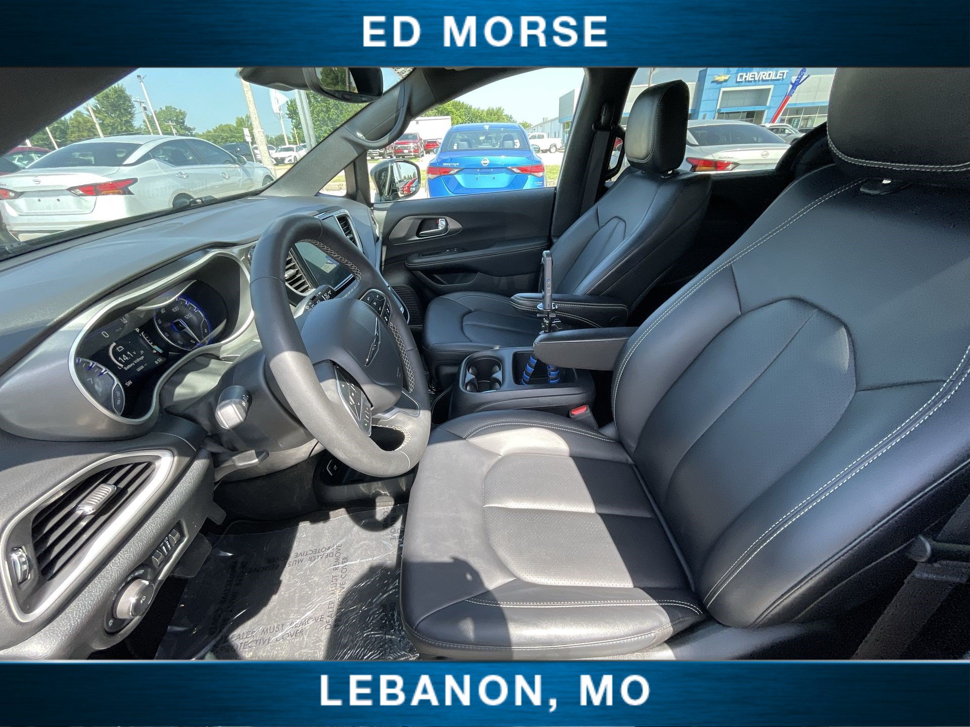 Used 2025 Chrysler Pacifica Select FWD image 18