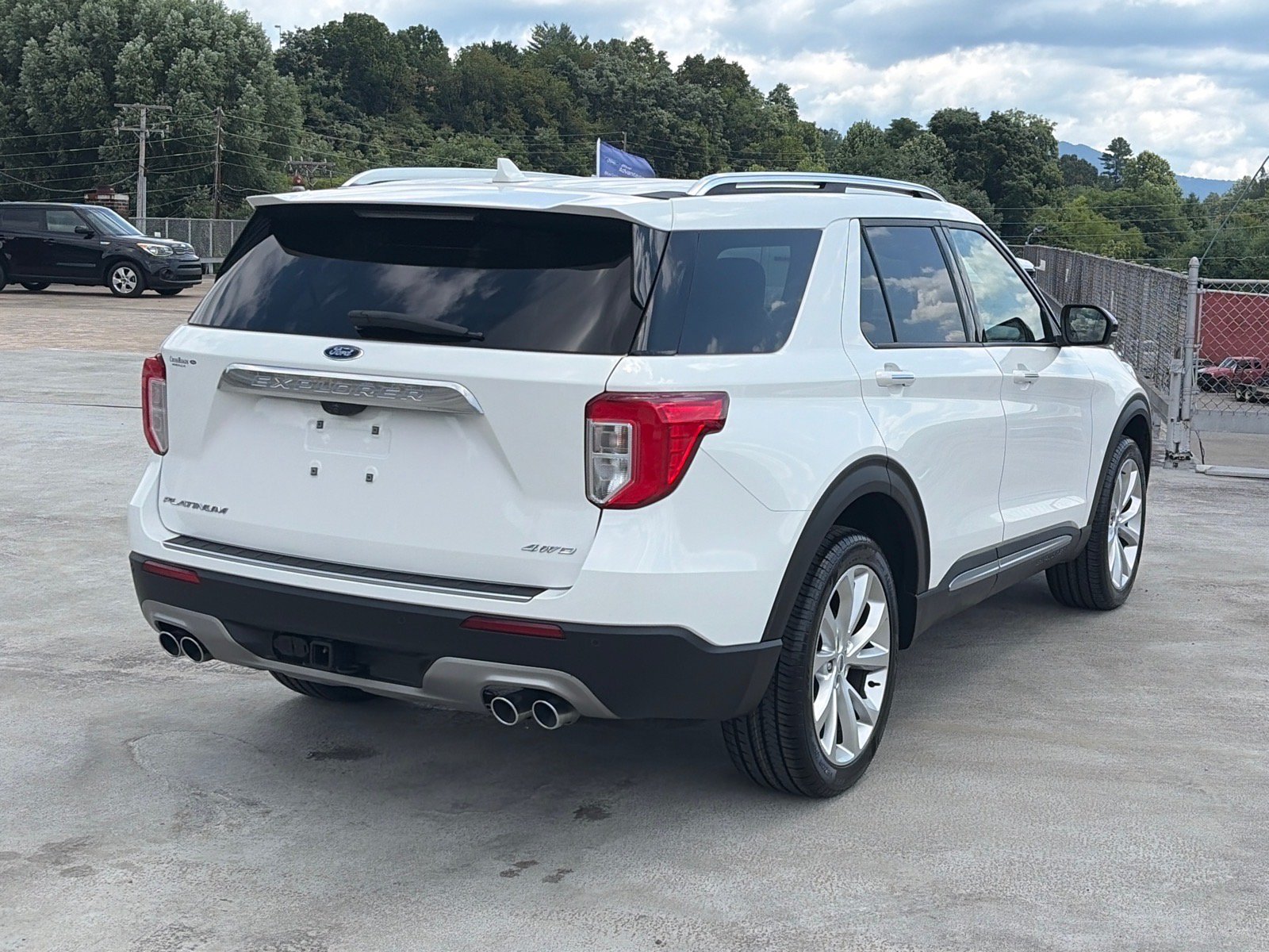 Certified 2023 Ford Explorer Platinum w/ Technology Package AWD/4WD image 3
