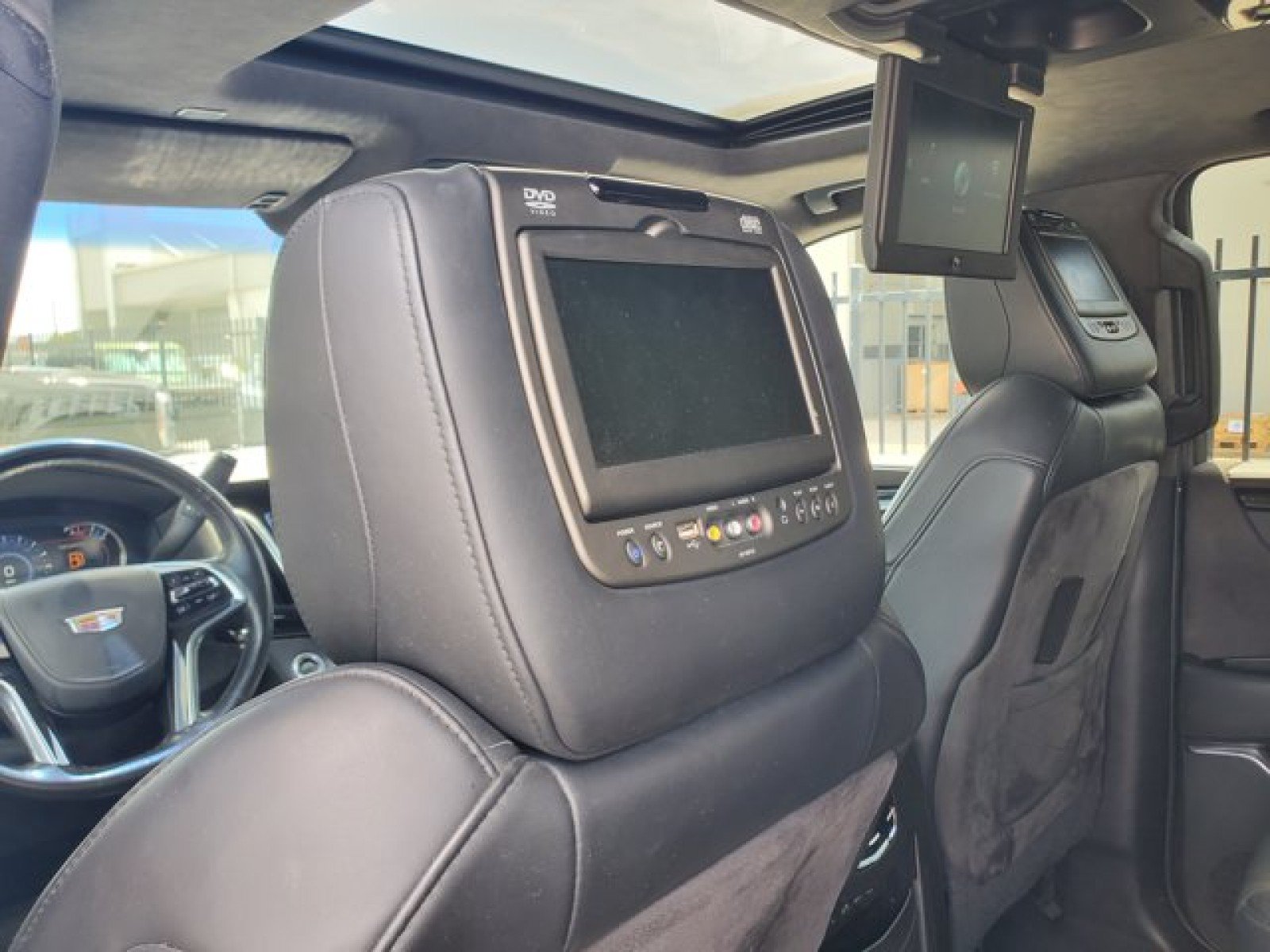 Used 2018 Cadillac Escalade Platinum RWD image 33