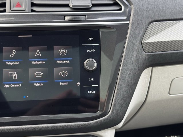 Used 2024 Volkswagen Tiguan SE w/ Panoramic Sunroof Package image 19