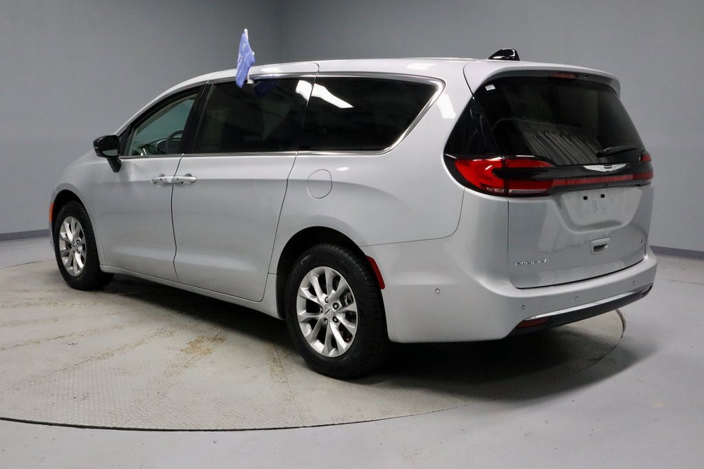 Used 2024 Chrysler Pacifica Touring-L image 3
