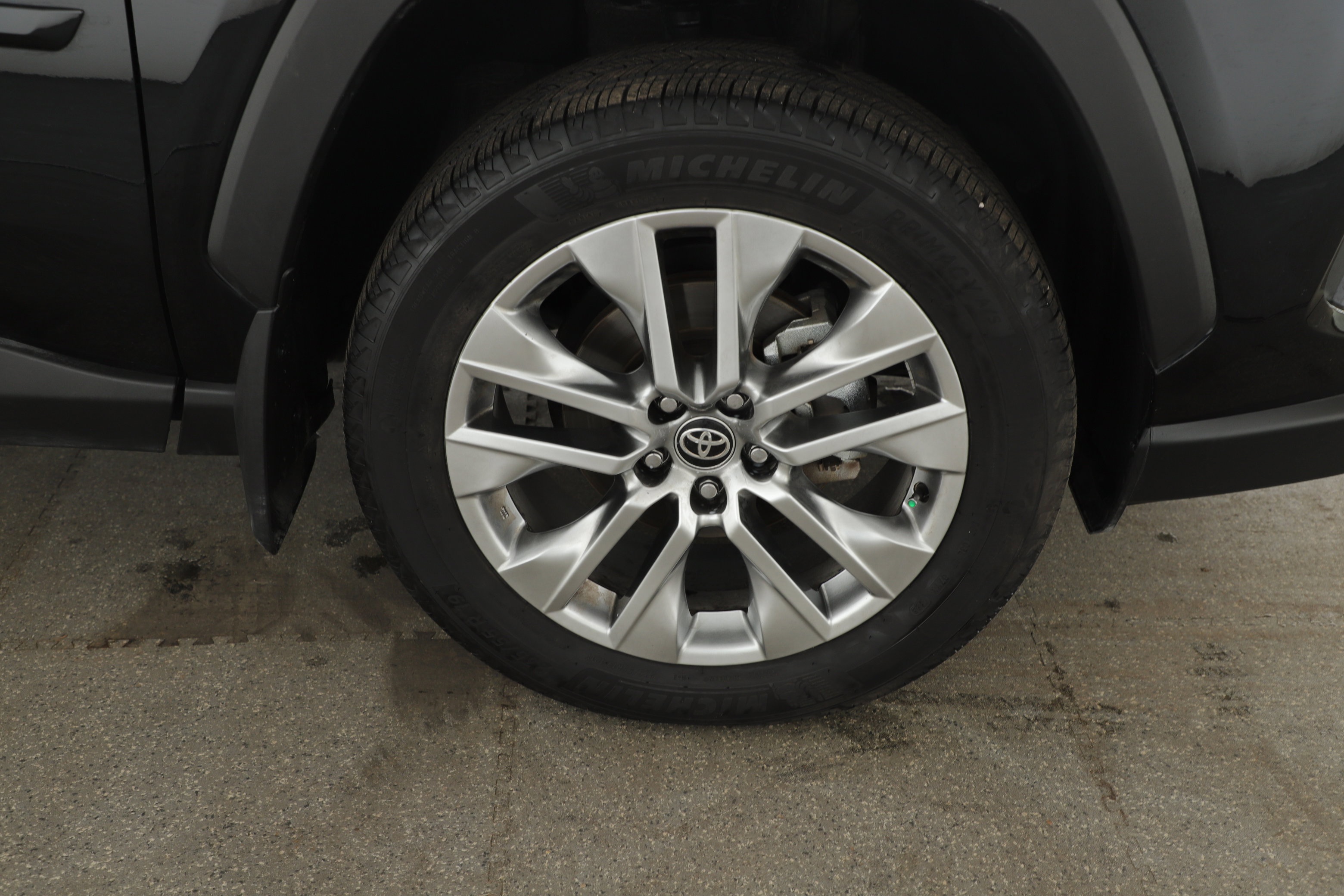 Used 2025 Toyota RAV4 XLE Premium FWD image 6