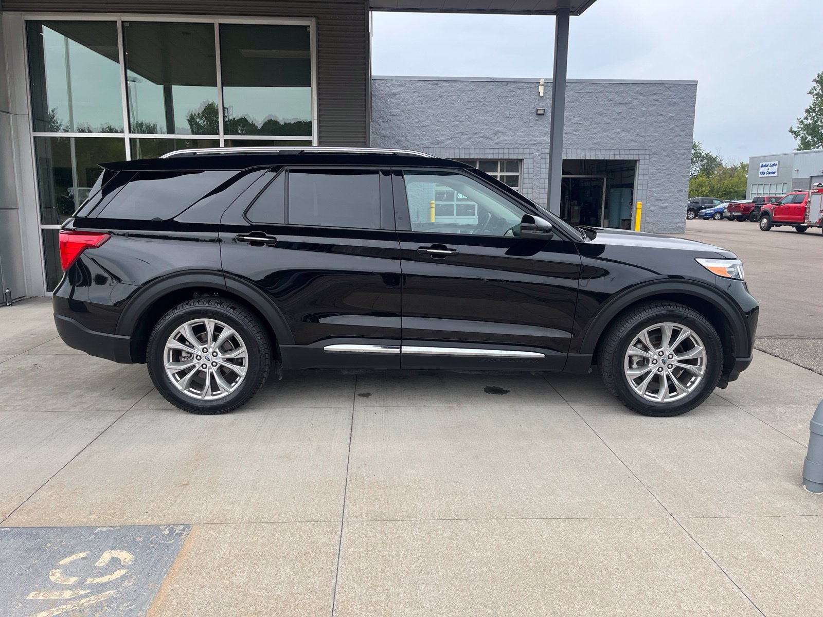 Certified 2024 Ford Explorer Limited w/ Limited Technology Package AWD/4WD image 9