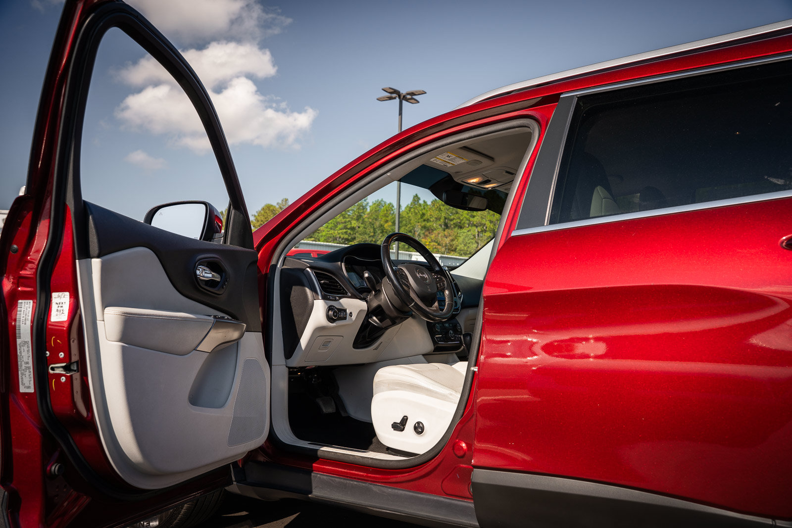 Used 2020 Jeep Cherokee Limited FWD image 22