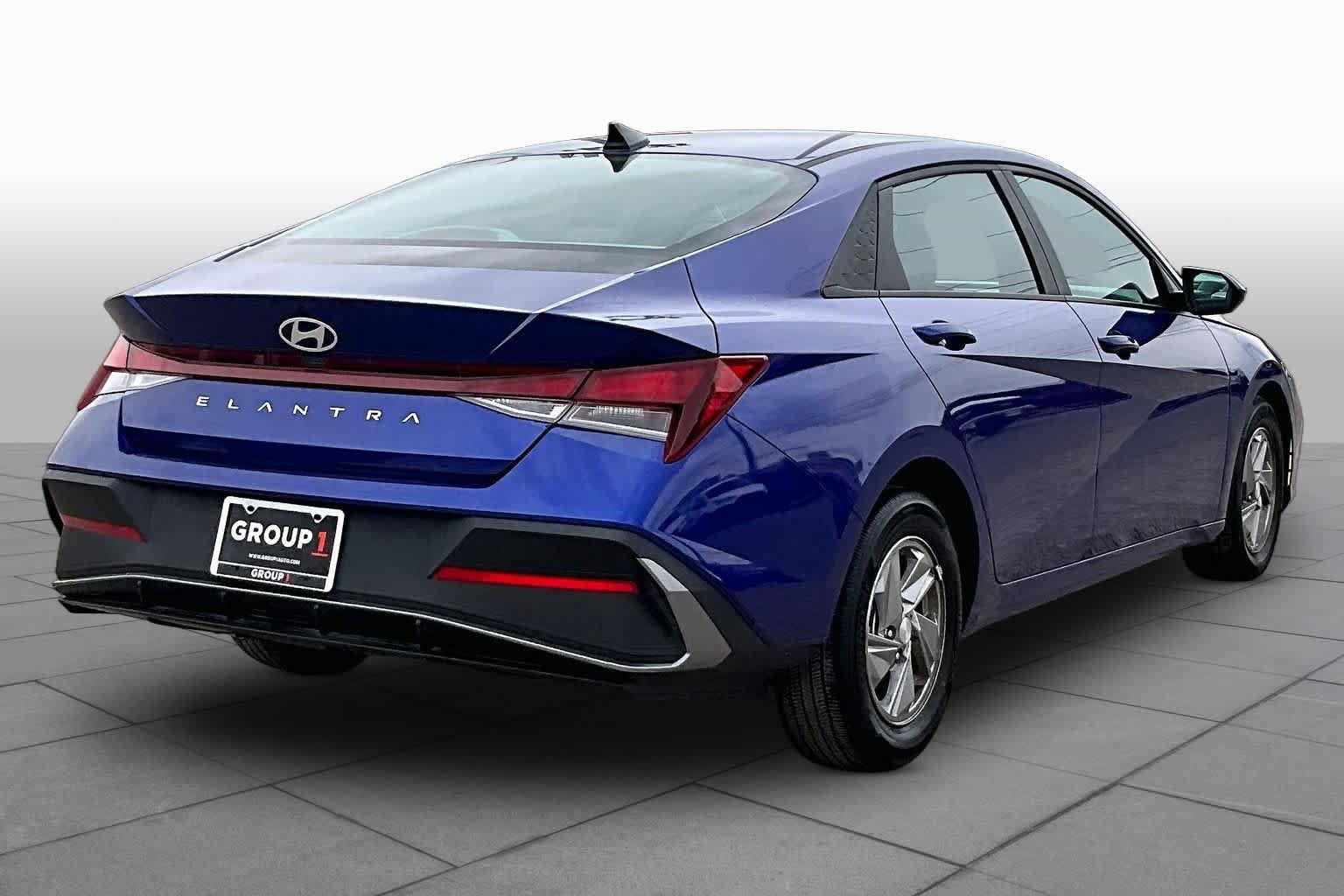 Used 2024 Hyundai Elantra SE FWD image 4