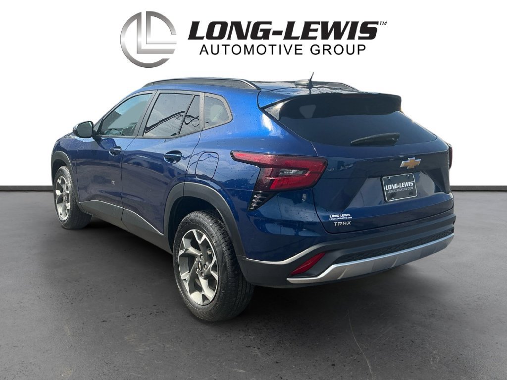Used 2024 Chevrolet Trax LT w/ Sunroof Package FWD image 4