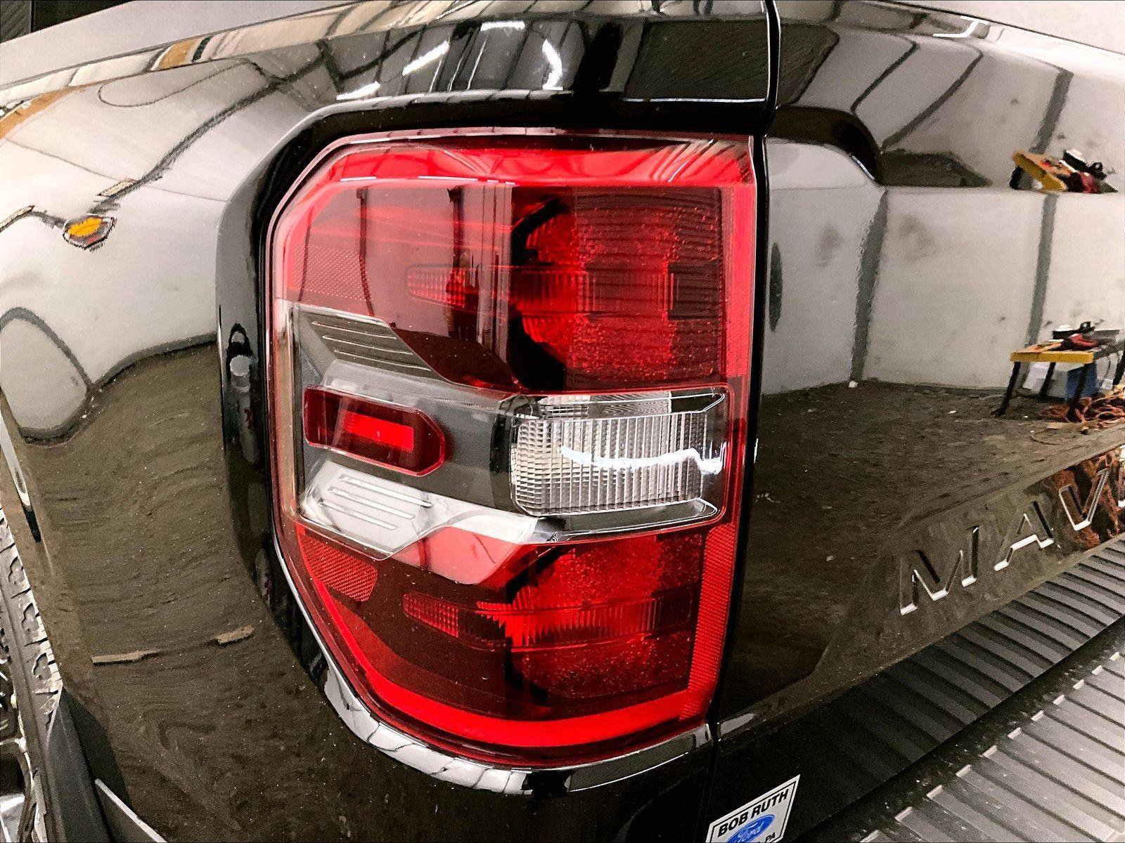 Certified 2025 Ford Maverick Lariat w/ Black Appearance Package image 28