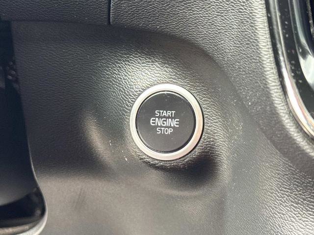 Used 2021 Volvo XC40 T4 Inscription FWD image 17