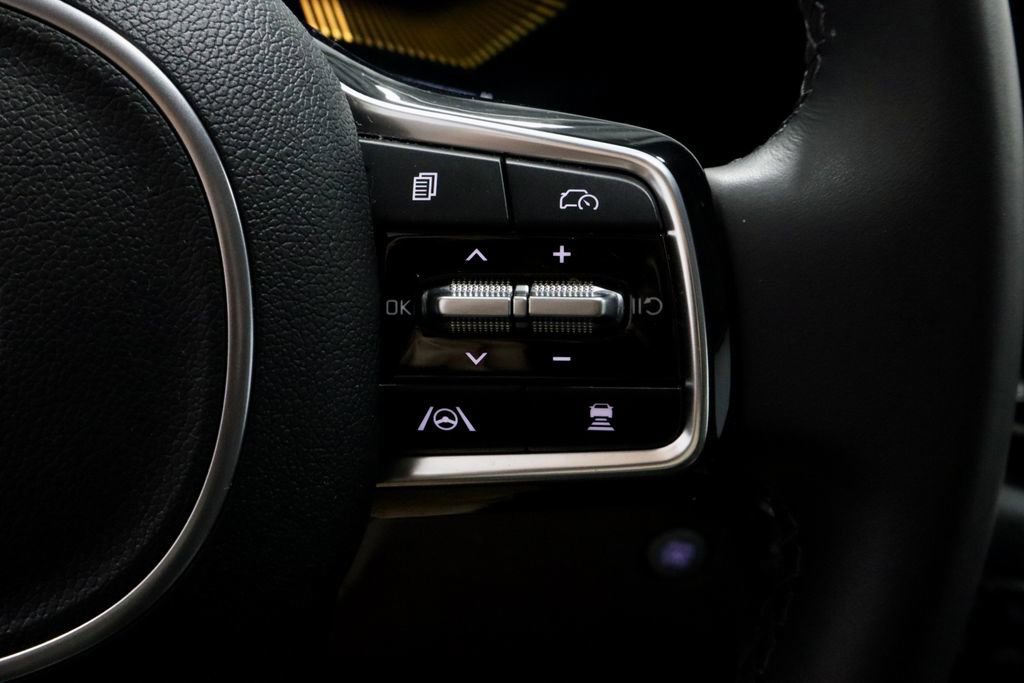 Used 2025 Kia Carnival image 31