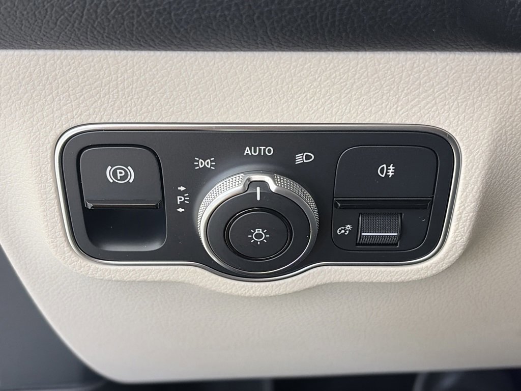 Used 2023 Mercedes-Benz EQB 300 4MATIC image 24