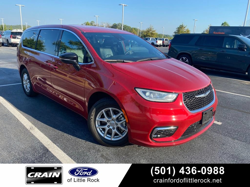 Used 2025 Chrysler Pacifica Select