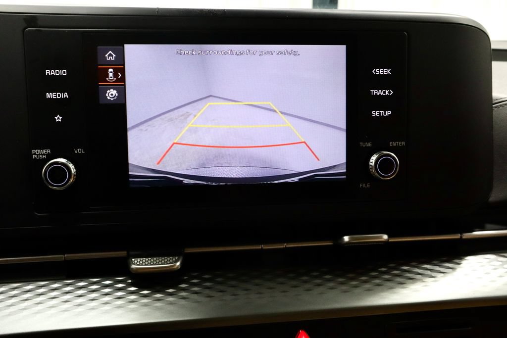 Used 2024 Kia Carnival LX FWD image 2