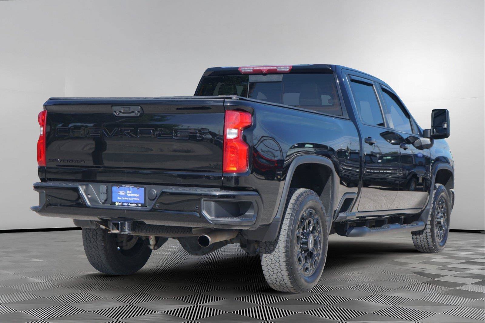 Used 2024 Chevrolet Silverado 2500 LT w/ Midnight Edition AWD/4WD image 5