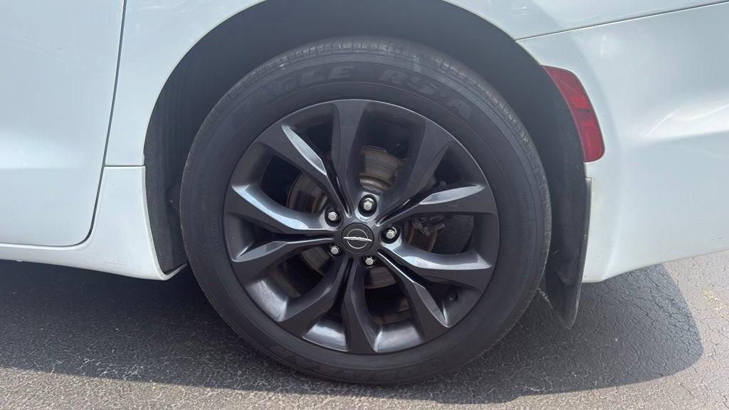 Used 2019 Chrysler Pacifica Limited w/ Advanced Safetytec Group FWD image 8