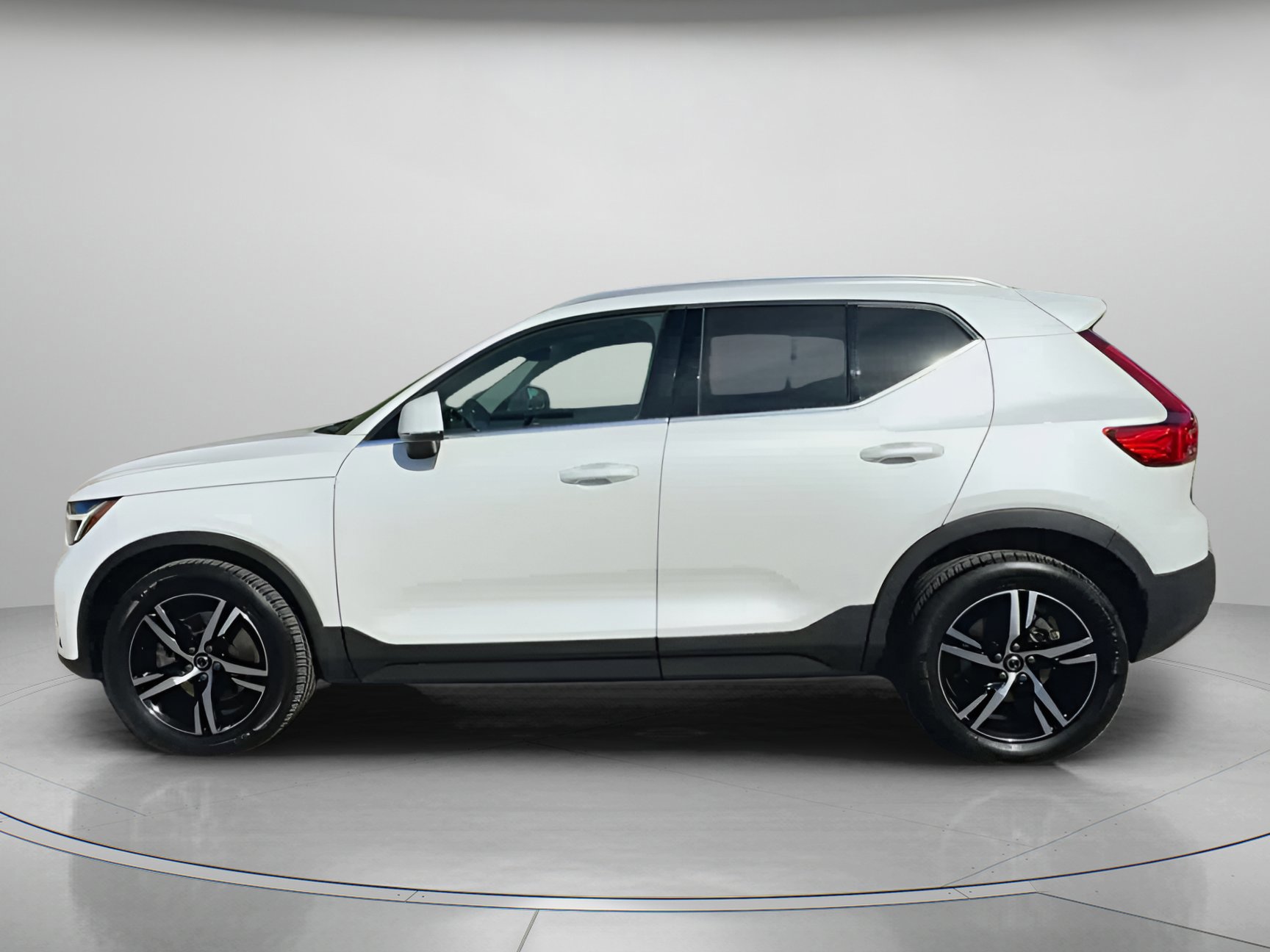 Used 2023 Volvo XC40 B5 Plus image 9