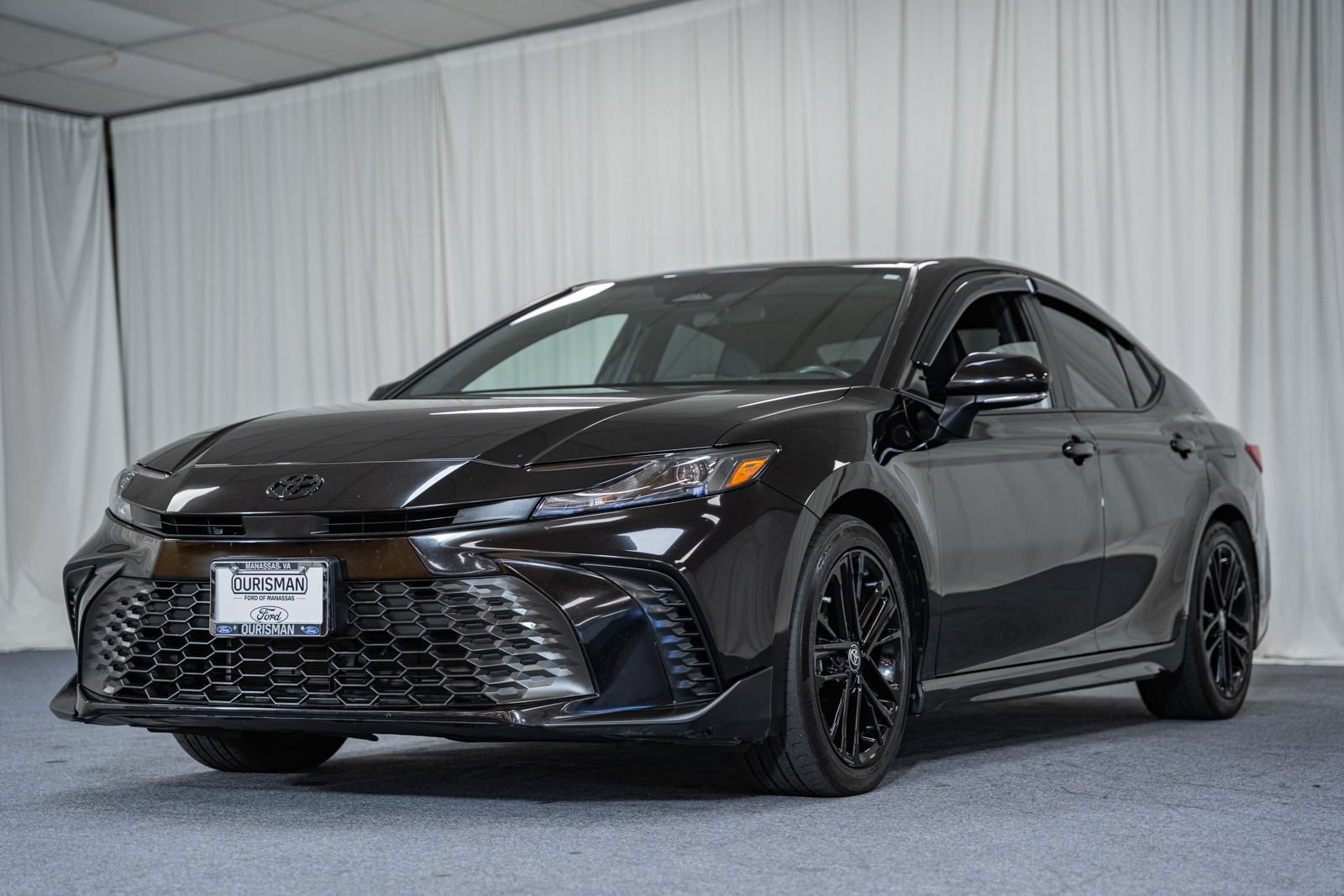 Used 2025 Toyota Camry SE FWD image 3