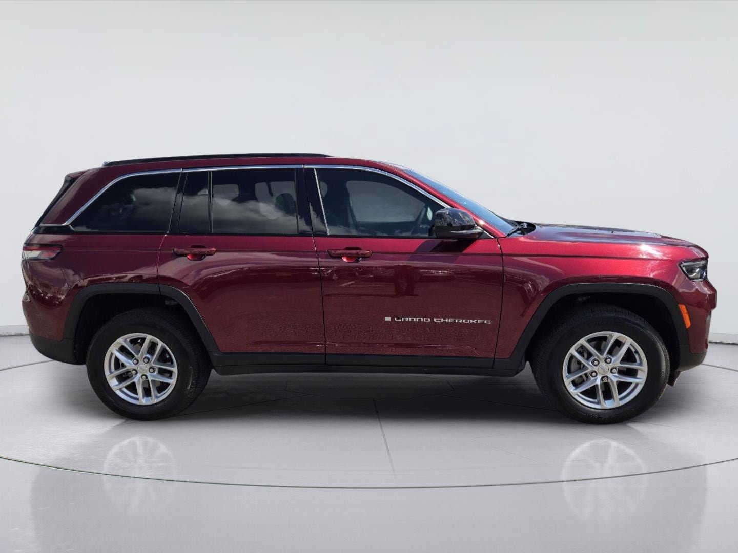 Used 2025 Jeep Grand Cherokee Laredo X RWD image 5