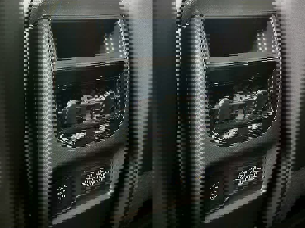 Used 2024 Jeep Grand Cherokee Altitude image 16