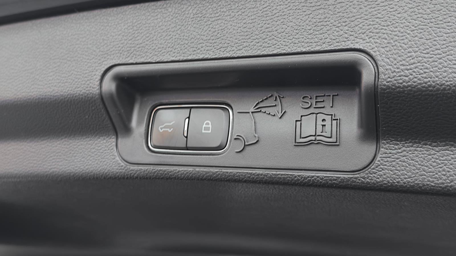 Certified 2020 Ford Explorer Platinum w/ Premium Technology Package image 10