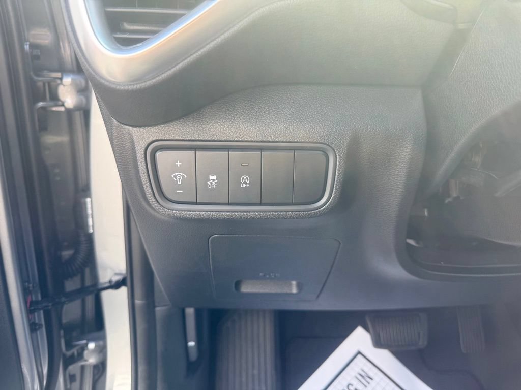 Used 2025 Kia Soul LX w/ LX Technology Package FWD image 16